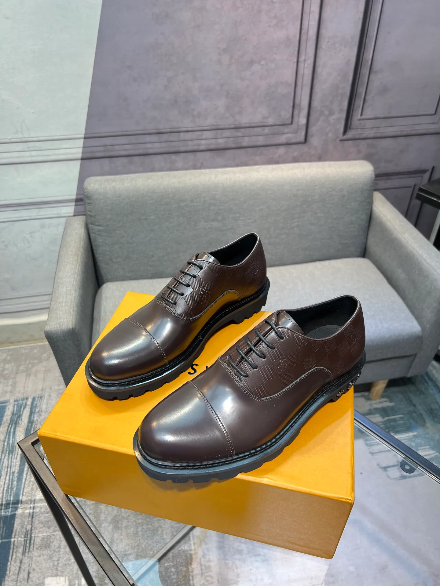 Men's shoes 💰820 [LV] - High-end quality - Upper: 🔝 tumbled cowhide, Nappa cowhide, brand logo sewn on shoe body - Lining: cowhide, foot pads; water-dyed cowhide - Outsole: TPR·rubber foam; two-color molded outsole -Super high quality control·Fine workmanship: highlighted (high-end·luxury·grade) -Size: 39-44 (38 45 can be customized)